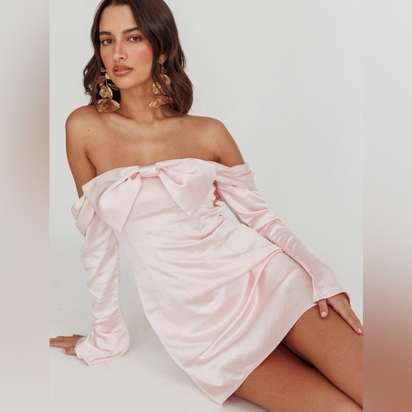Selfie Leslie Dresses & Skirts - Lilith Off Shoulder Bow Mini Dress Blush